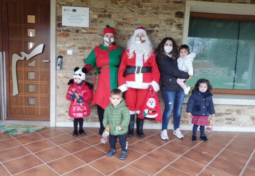 Papá Noel visita aos meniños e meniñas das 3 casas niño de Frades e de Preescolar na Casa